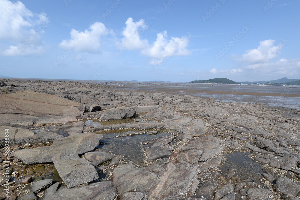 Φωτογραφία Mudflats and rocks along the seaside in Seocheon-dun, Chungcheongnam-do province, South Korea