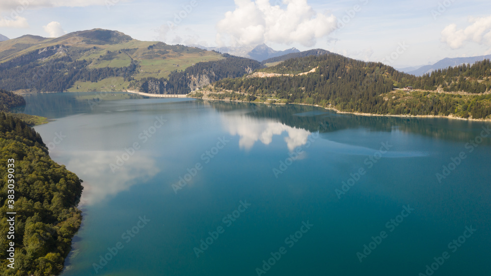 Panorama au drone Lac de Roselend et Barrage en été Beaufortain Savoie Alpes