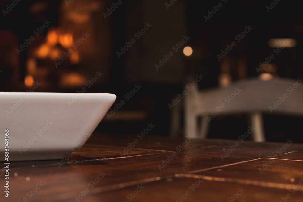 Un cuenco blanco sobre una mesa de madera vacía en un restaurante Un cuenco blanco sobre una mesa de madera vacía en un restaurante