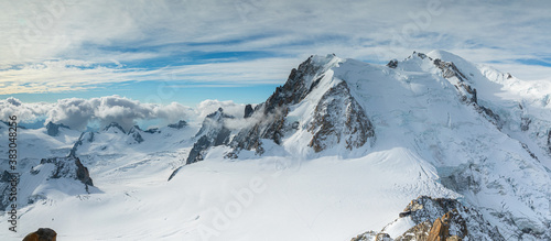 Vue du Massif du Mont-Blanc de l'Aiguille du Midi , France .