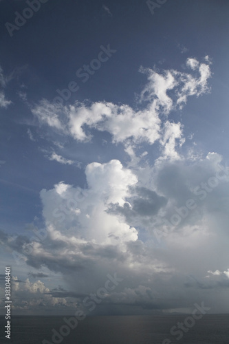 マラッカ海峡早朝の海積乱雲