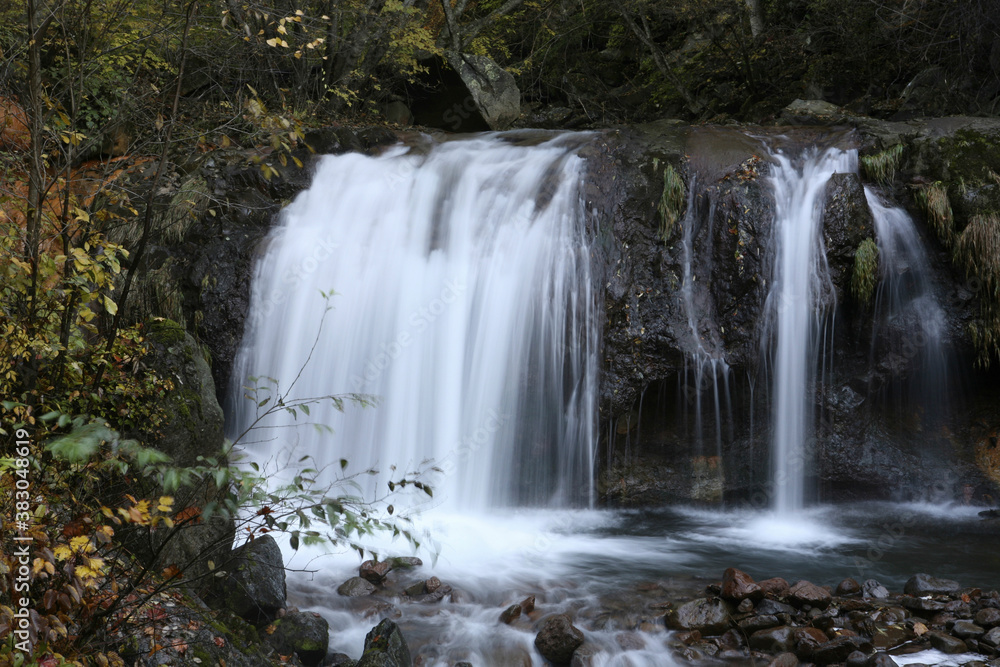 Fototapeta premium 秋の渓流
