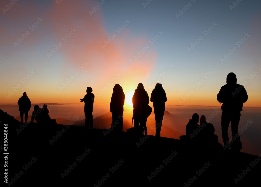 Sonnenaufgang am Gipfel Silhouette Menschen