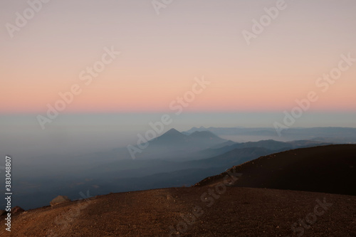 Sonnenaufgang Vulkan Acatenango Blick zum See Atitlan