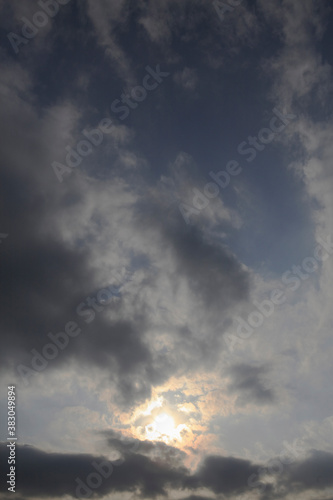 雲間の太陽