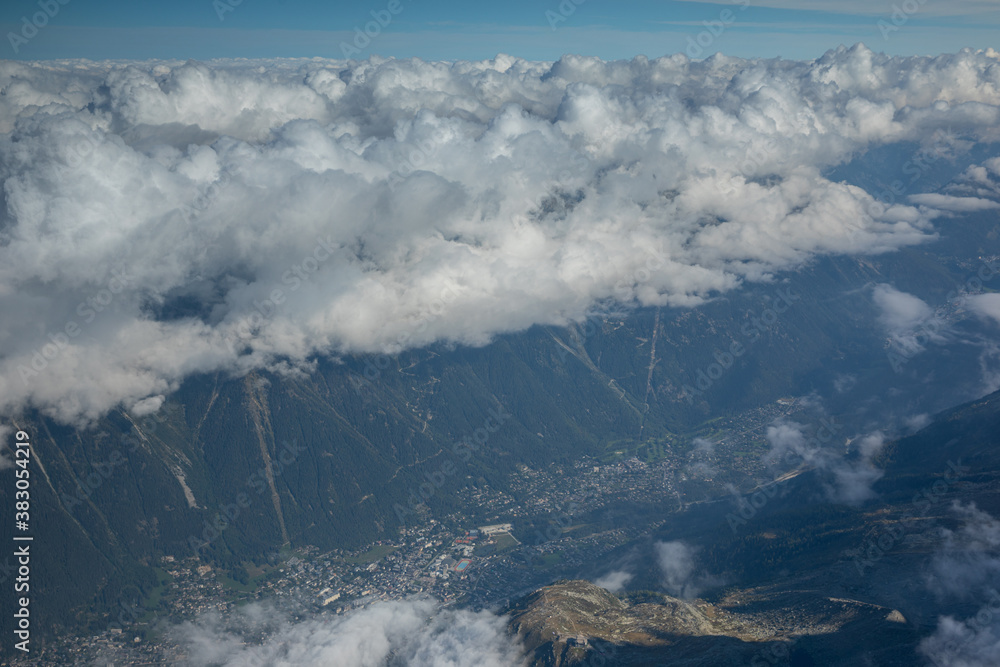Formation d'une mer de nuage sur la vallée de Chamonix-Mont-Blanc, France