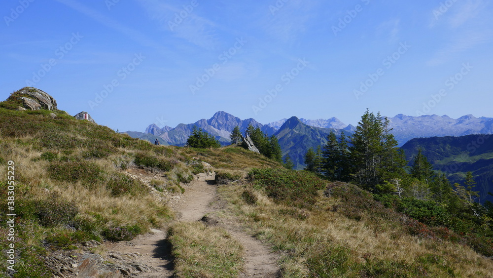 Wanderer auf dem Damülser Rundweg bei den sieben Hügeln, Vorarlberg