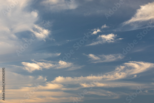 Fototapeta Naklejka Na Ścianę i Meble -  Wolken am Himmel im Sonnenuntergang