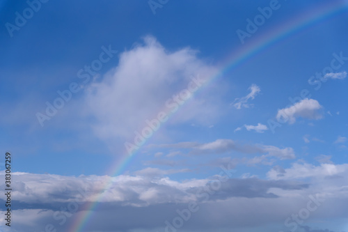 晴れ渡る青空に架かる虹 © tomochica k - Photo