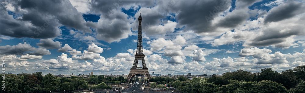 Fototapeta premium Majestic Eiffel tower in Paris, France