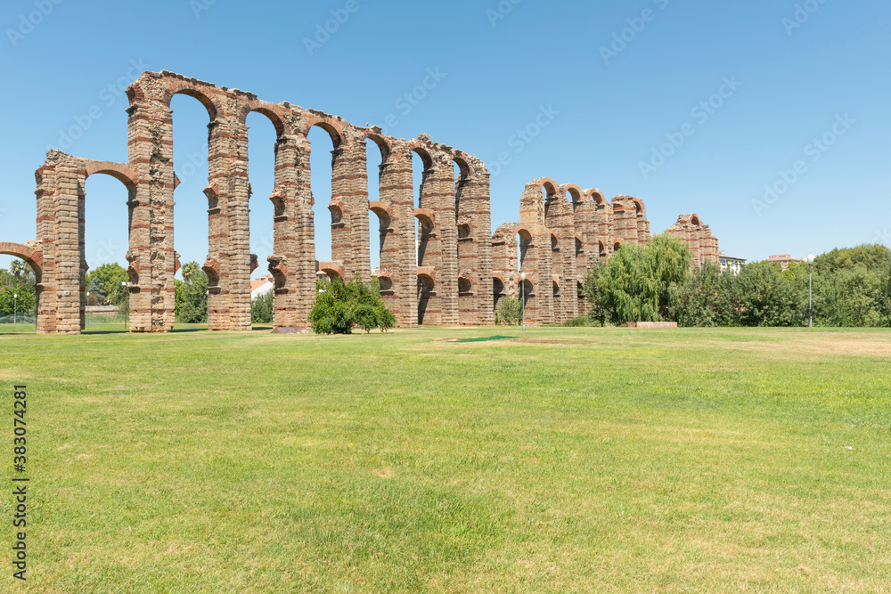 Mérida, España - 15 de agosto de 2019: Acueducto de los Milagros Mérida, España - 15 de agosto de 2019: Acueducto de los Milagros