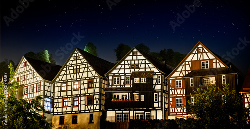 Fachwerkhäuser in Schiltach im Schwarzwald bei Nacht