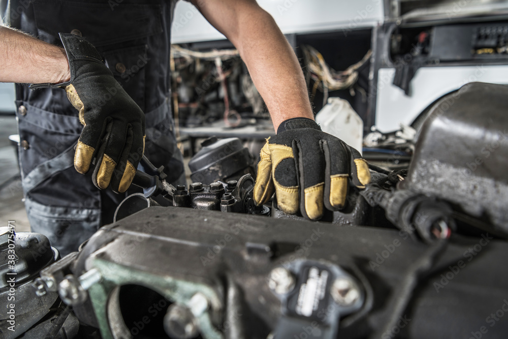Mechanic Repair Semi Truck Diesel Engine Mechanic Repair Semi Truck Diesel Engine
