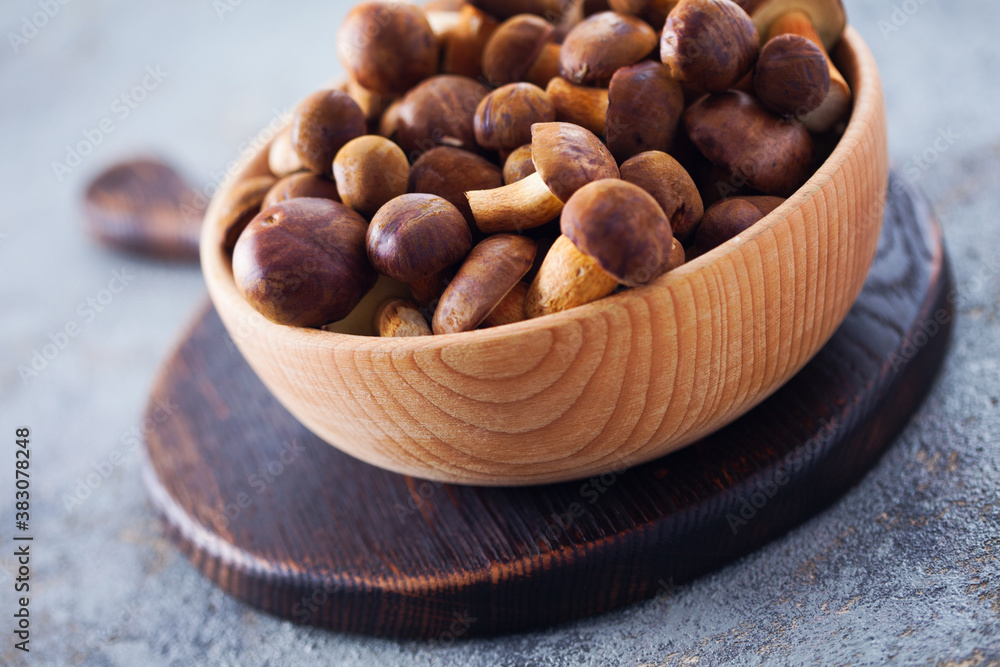 Fototapeta premium wooden bowl full of fresh mushrooms