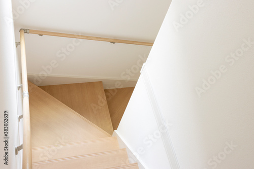 上から撮影した、木造住宅の階段