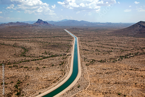 Foto Central Arizona Project canal flowing between Mesa and Fountain Hills