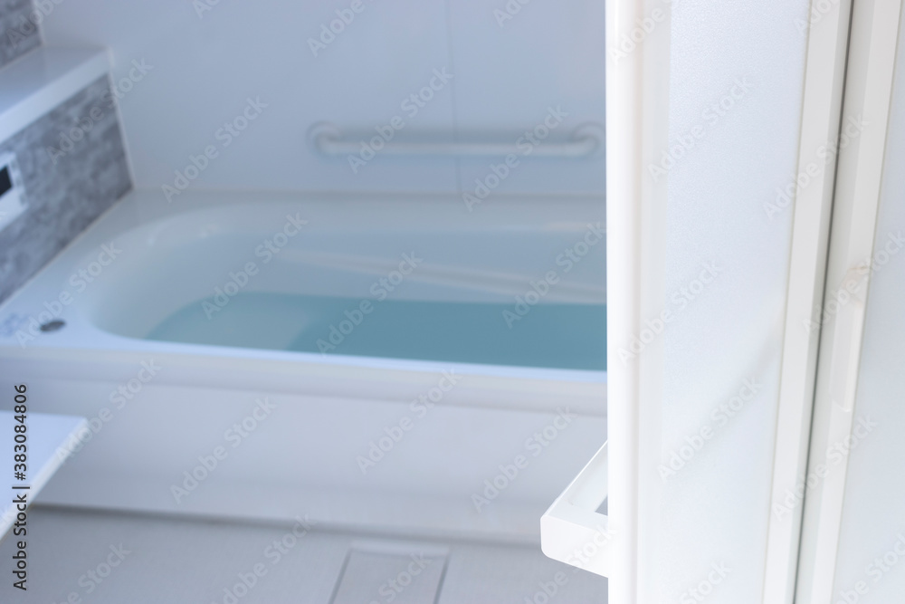 お湯の入ったバスルームの入口
