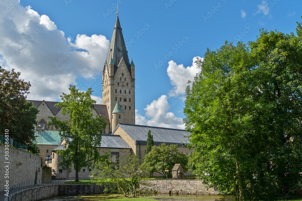 Paderquelle und der Hohe Dom in Paderborn, Nordrhein-Westfalen