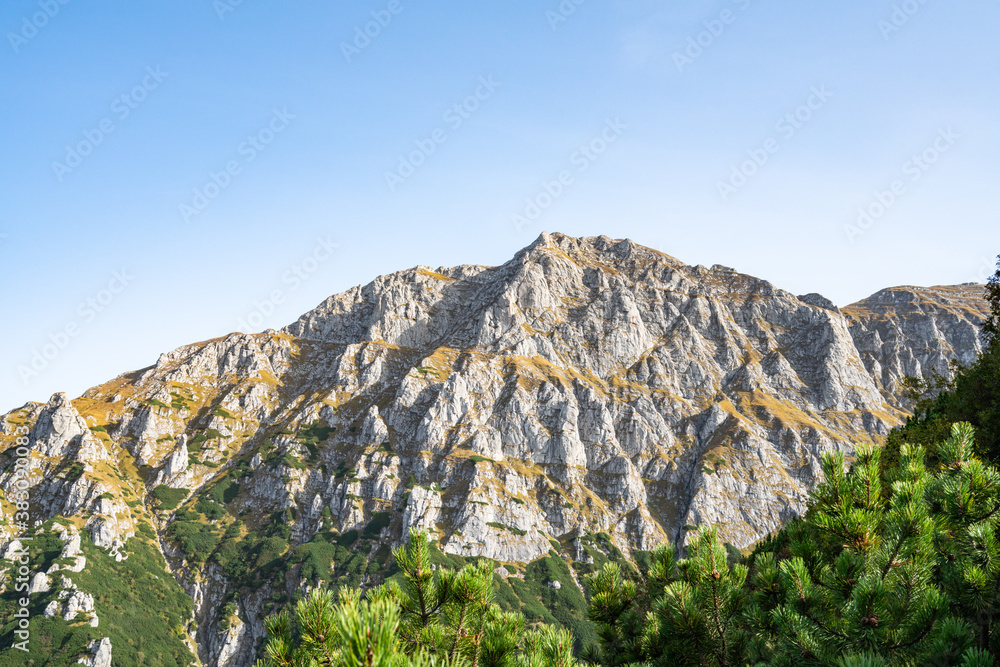 Felswand im Bucegi Gebirge am Abend Felswand im Bucegi Gebirge am Abend