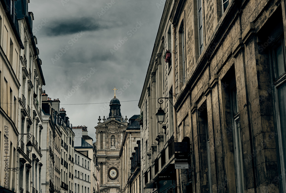 Fototapeta premium Typical parisian architecture, downtown Paris, France