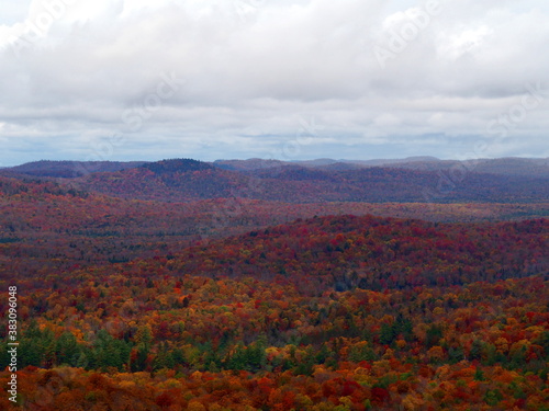 Mountainous autumn landscape © Gliz Caldo