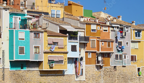 Casas de colores sobre en río Amadorio, Villajoyosa, España © Bentor