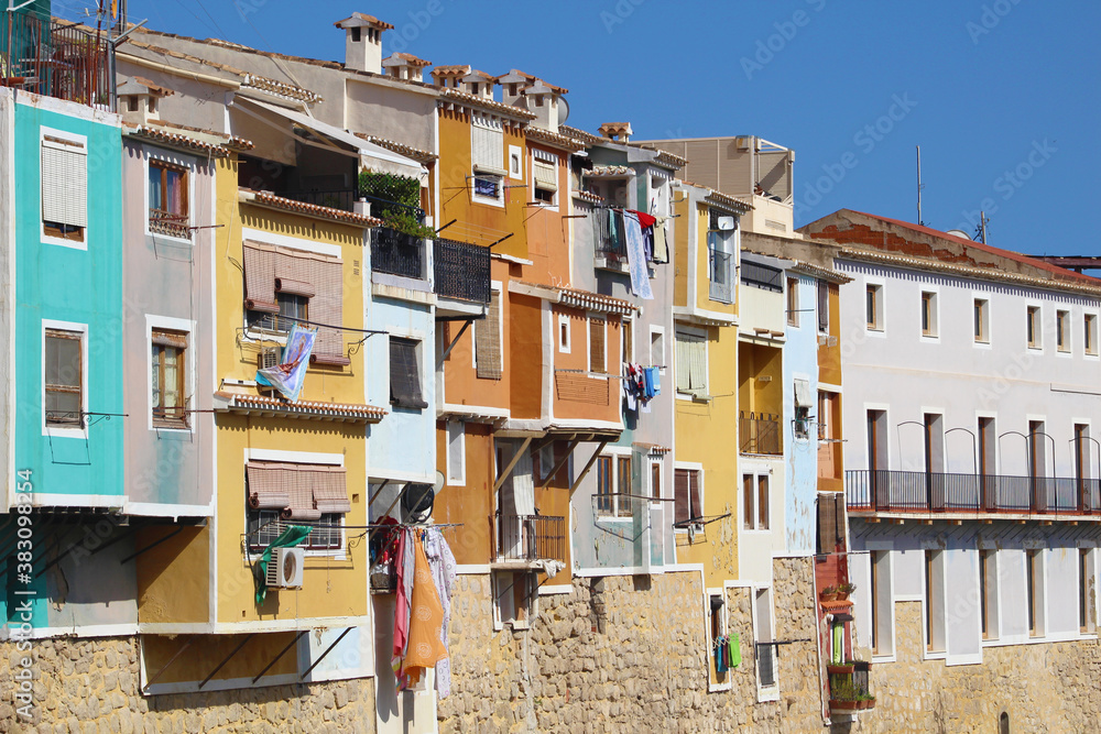 Fototapeta premium Casas de colores sobre en río Amadorio, Villajoyosa, España
