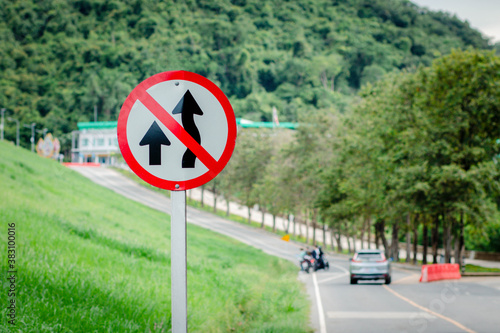 Foto Do Not Overtake Traffic Sign