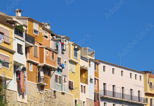 Casas de colores sobre en río Amadorio, Villajoyosa, España