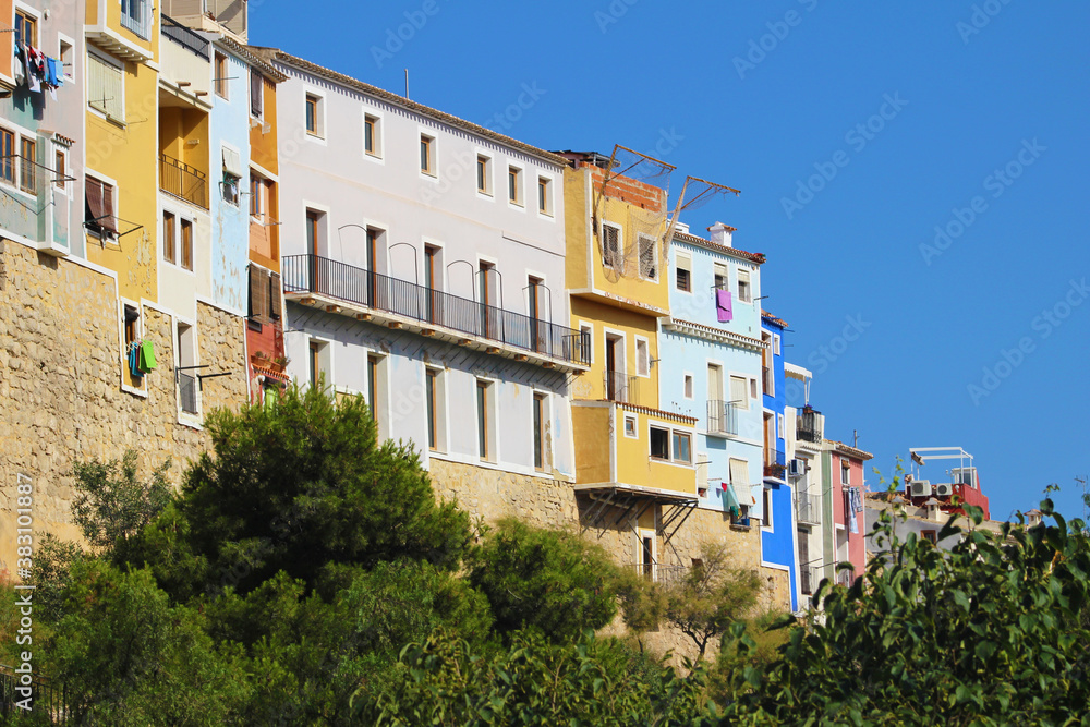 Casas de colores sobre en río Amadorio, Villajoyosa, España