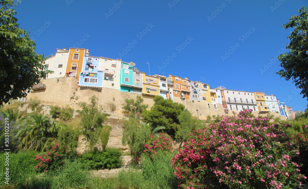 Obraz premium Casas de colores sobre el río Amadorio, Villajoyosa, España