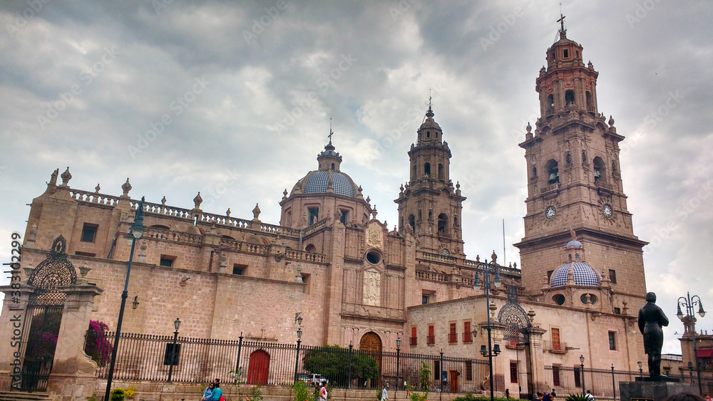 Catedral de Morelia, Michoacán desde la Plaza Melchor Ocampo. 