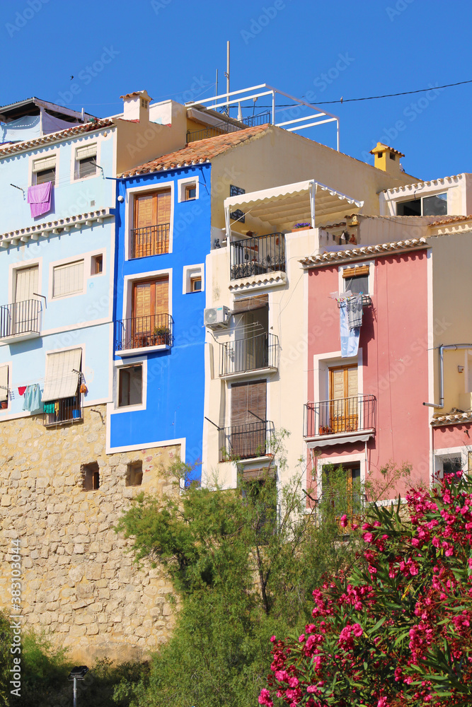 Fototapeta premium Casas de colores sobre en río Amadorio, Villajoyosa, España