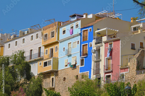 Casas de colores sobre en r  o Amadorio  Villajoyosa  Espa  a