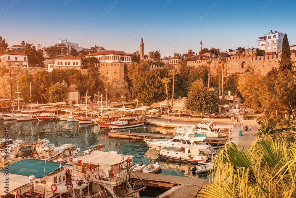 Obraz premium Idyllic landscape view of the old city of Antalya and the Bay with the port and yachts. Popular tourist Turkish resort and Riviera