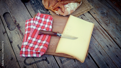 morceau de fromage Abondance sur une planche à découper photo