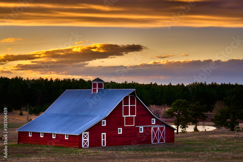 Cuadro en lienzo red barn in the sunset