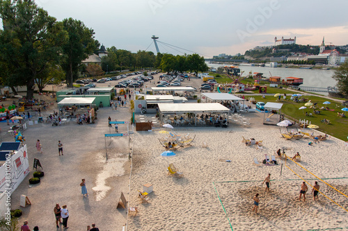 Photography Playa del rio Danubio con el Puente SNP y Torre OVNI en la ciudad de Bratislava,