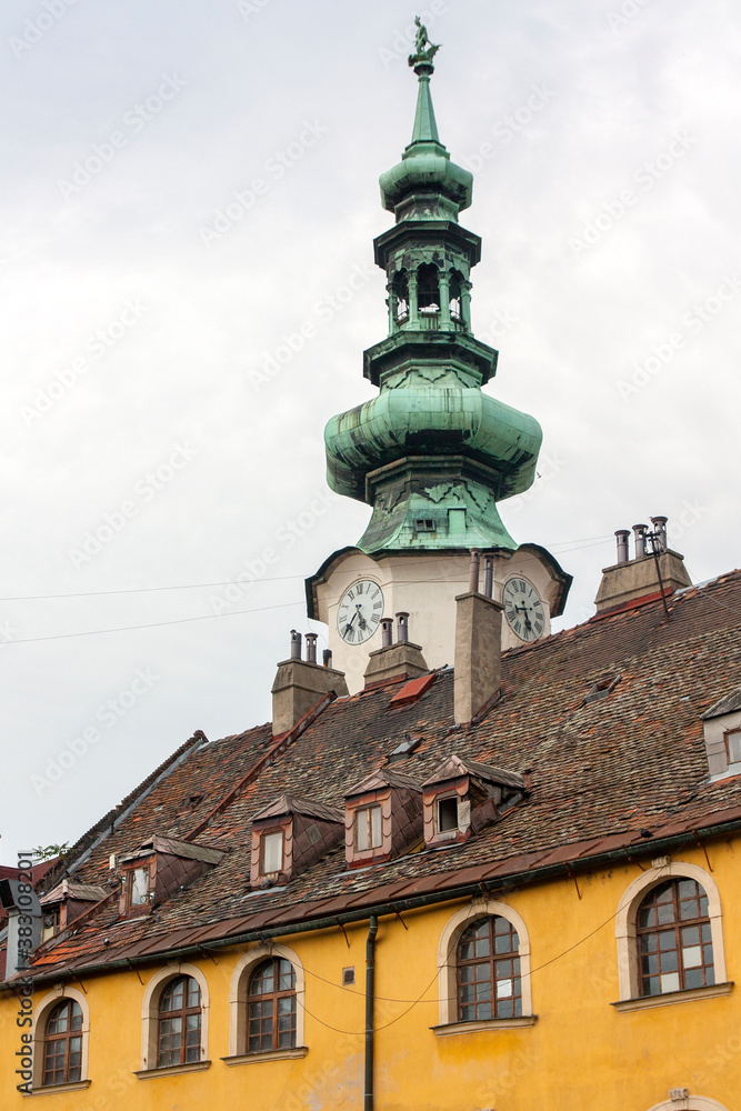 Torre de iglesia en la ciudad de Bratislava, pais de Eslovaquia