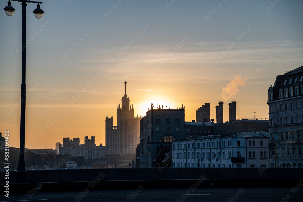 Obraz premium cityscape with ancient buildings and skyscrapers at sunrise