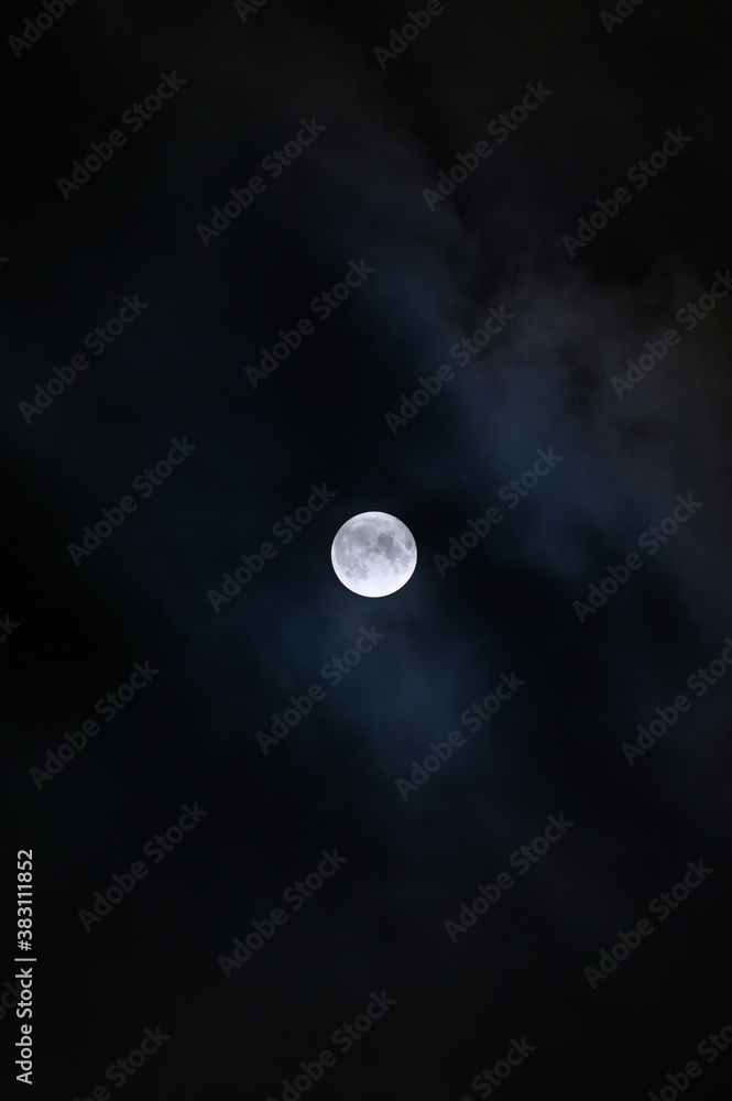 Vollmond am Himmel in der Nacht mit Wolken Vollmond am Himmel in der Nacht mit Wolken