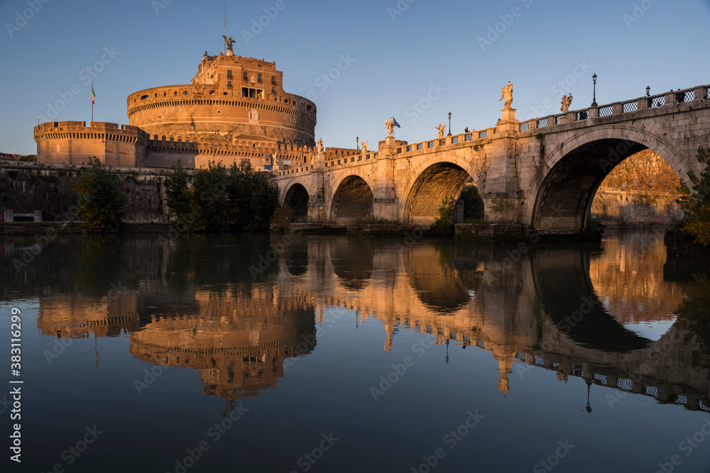 Castel Sant'Angelo  riflesso sul fiume Tevere - Roma