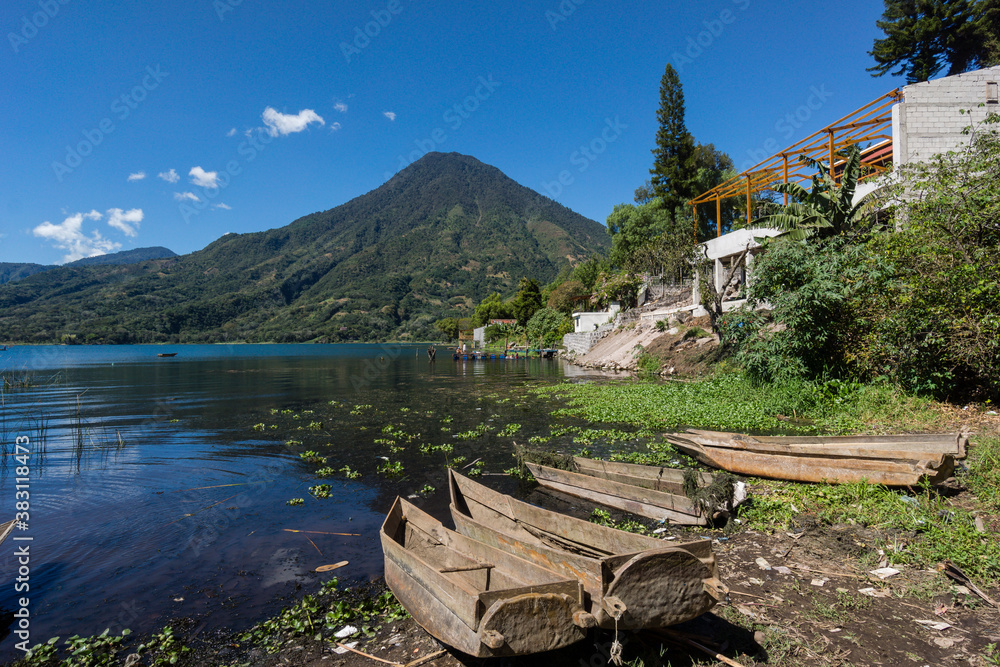 Naklejka premium Cayucos varados frente al volcán San Pedro, suroeste de la caldera del lago de Atitlán , Santiago Atitlán. Tiene una altitud de 3.020,Guatemala, Central America
