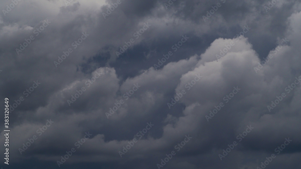 Ciel menaçant, envahi de nimbostratus porteurs de pluies modérées