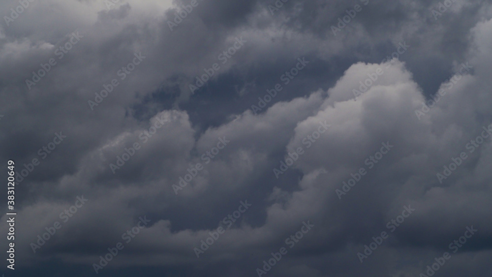 Ciel menaçant, envahi de nimbostratus porteurs de pluies modérées Ciel menaçant, envahi de nimbostratus porteurs de pluies modérées