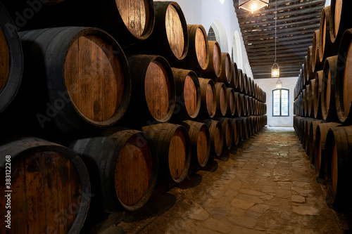 Obraz na płótnie Barricas de vino de madera de roble americano