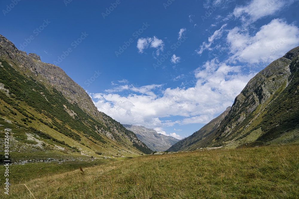 Ruhe finden in den Alpen im Montafon auf der Silvretta Hochalpenstraße bei blauem Himmel und sonnigem Herbsttag
