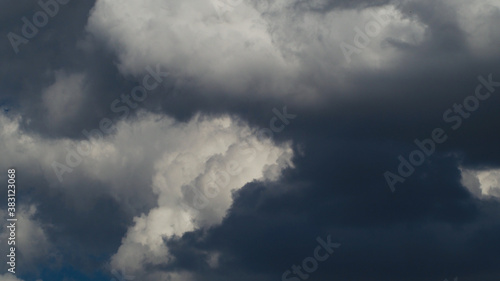 Ciel menaçant, cumulus bourgeonnant au contraste élevé