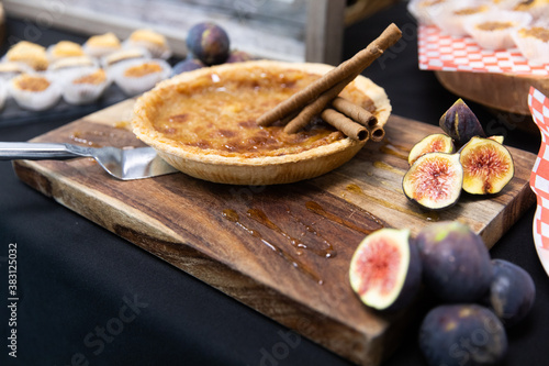 présentation d'une tarte au sucre sur une planche de bois lors d'un événement 