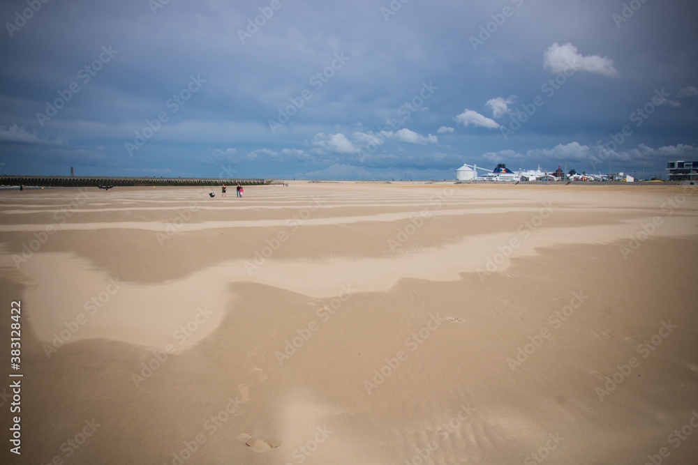 grande plage déserte en été à cause de la covid 19 grande plage déserte en été à cause de la covid 19